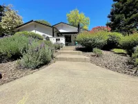 Charming 3-bedroom summer house in Cameron Park with pool Hotels in Cameron Park