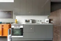 Studio in Harry Seidler Apartment Block in  Elizabeth Bay pad with Water Views فنادق في Elizabeth Bay