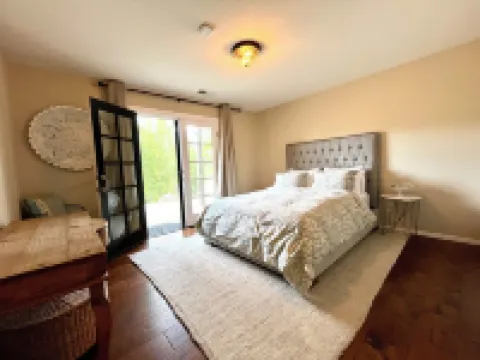 St. Helena home facing Spottswood Vinyard wood & walking distance to downtown 聖海倫娜酒店