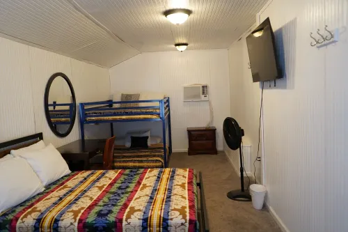 MONTHLY STAYS-Spacious Guest House w/ 8+ Beds- Near Downtown & Medical District