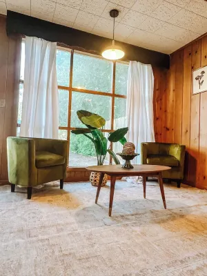 Calm, stylish space. Across the street from the park. Perfect little getaway. Hotels in Vernon