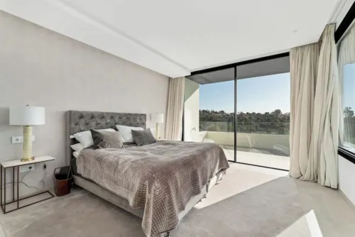 Modern villa: pool, terrace and close to the golf course