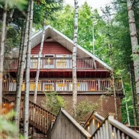 Charming Lakefront Cottage w/ Hot Tub & Fire Pit, WiFi Отели в г. Фарадей