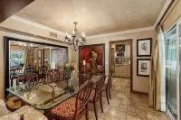 Gorgeous 5 bedroom Tropical Home with Costa Rica Backyard