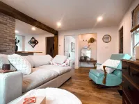 2 BATHROOM Executive Cottage with Office Hotels in Sarnia