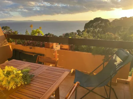 2 ROOMS EXCEPTIONAL SEA VIEW 5 min WALK FROM BEACH AND RAYOL VILLAGE (VAR)