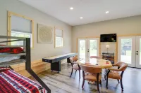 Fire Pit + Hot Tub: Family Cabin in Seiverville! - Tiny houses