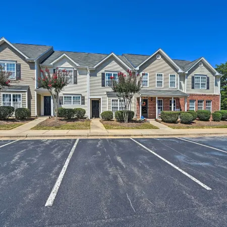 Cozy Greensboro Townhome ~ 7 Mi to Unc Campus