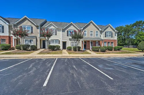 Cozy Greensboro Townhome ~ 7 Mi to Unc Campus
