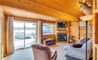 Lakefront Wisconsin Escape w/ Boat Dock & Kayaks!