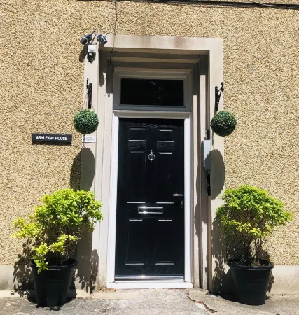 Ffau Bach - Little Den. Boutique Central Pembrokeshire.