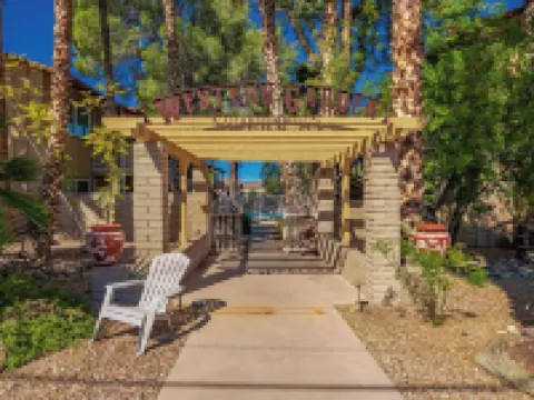 Charming Condo in Downtown Wickenburg - Walk to Events, Shopping and Dining Hotels in Wickenburg