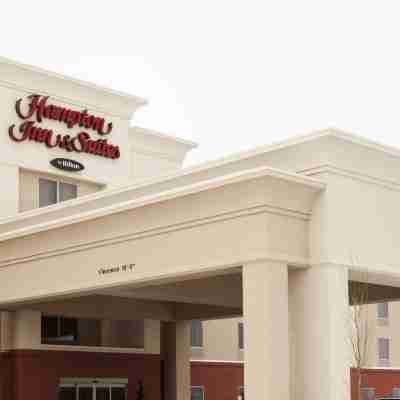 Hampton Inn & Suites by Hilton Lethbridge Hotel Exterior