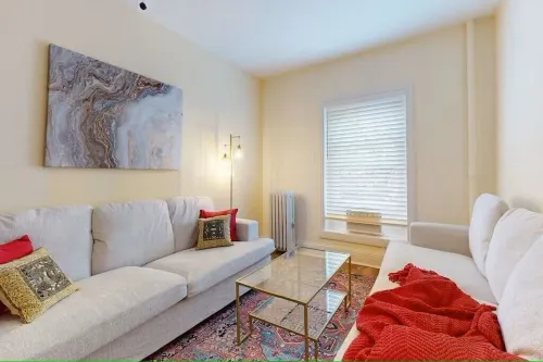 Spacious Downtown Frederick, 3 BR, Full Kitchen Off Street Parking