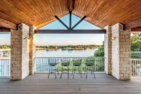 Big Blue on Lake LBJ with Pool & Spa Hotels in Kingsland