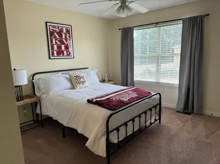 Cozy 2-bedroom condo in Starkville. Close to MSU and all attractions
