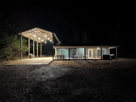 Charming 2-bed 2-bath cabin with views of Lake Guntersville from every room.