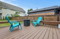 2 Blocks to Beach • Fenced Yard • Pet Friendly - Country Houses