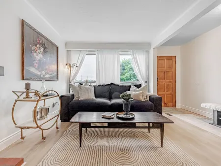 Trendy 3 bdrm, lakeside trails, 20 min to Toronto!