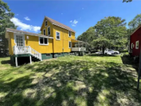 Charming 2-BRM Cottage in Tranquil Island Heights - Steps from the River