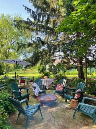 Step Inside a Magazine! Upscale Farmhouse on 3 acres. Hot Tub,Bocce Ball,Gardens