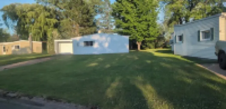Near the park! 3-bedroom house with wifi and AC