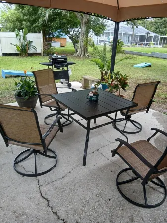 Charming 3/2 fully furnished house in Homosassa. Close to river with many extras Отели в г. Хомосасса-Спрингс