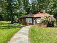 Peaceful Getaway Cottage on grounds of historic mid-century gem 노스버러 호텔