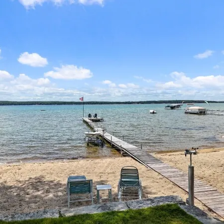 LAKEFRONT HOME w BEACH @ HIGGINS LAKE! Отели в г. Джерриш Тауншип