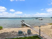 LAKEFRONT HOME w BEACH @ HIGGINS LAKE!