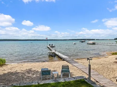LAKEFRONT HOME w BEACH @ HIGGINS LAKE!