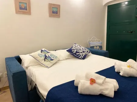 Central house 2 minutes from the Piazzetta and Funicular Отели в г. Капри