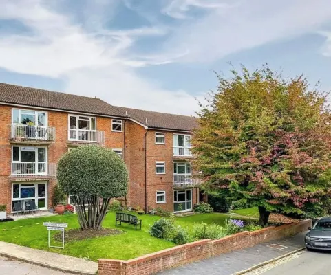 St Albans Gem: Stylish Flat, Balcony, Easy Commute