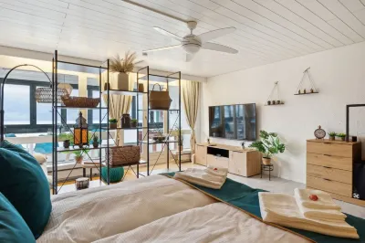 4 Seasons Apartment I Lake and Mountain View - 65" Smart TV I Bathtub I Foosball Table Hotels in 