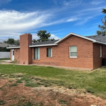Refurnished and spacious 4 bedroom house, Sleeps 8!