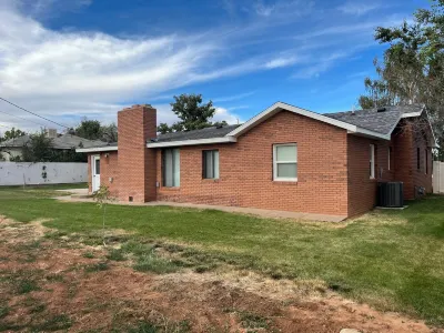Refurnished and spacious 4 bedroom house, Sleeps 8! Hotels near Utah State University Blanding
