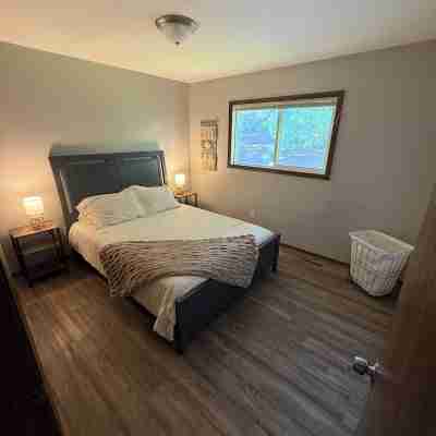 The Rochester Rambler - Upstairs of Duplex! Rooms