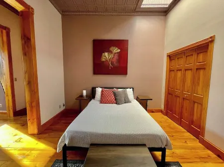 Studio Loft Above Main Street Cedar Falls! Free Downtown Parking!