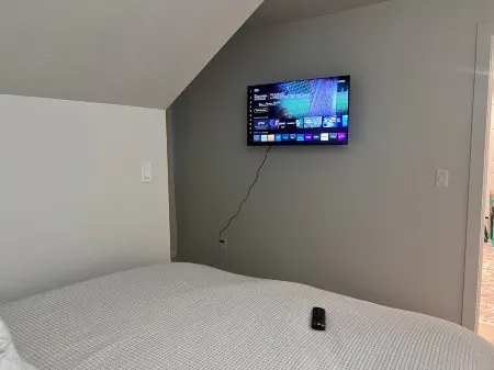 Charming 1-bedroom apartment with AC, WiFi in Draper - Skiing & Mountain Biking Отели рядом с достопримечательностью «Потейто Хилл Трейлхед»