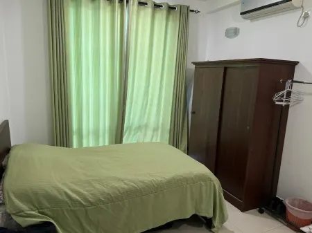 Three bedroom, three bathroom house with all the amenities, shared swimming Pool