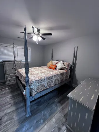 Newly renovated Hideaway 1 mile to the Marietta Square. Pet friendly!