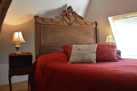 In the heart of the Pays d'Auge, charming little house...