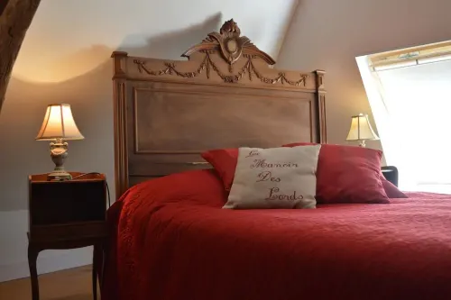 In the heart of the Pays d'Auge, charming little house...