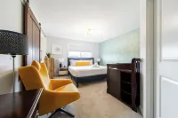 Nordic Oasis near WEM | Hot Tub, 2 Lounges, King Ensuite • Sleeps 10