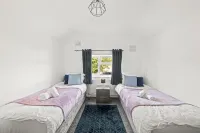 Luxury Watford 2 Bed House FREE Parking