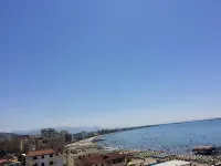 Apartment near the beach with a beautiful view of the city and sea 레저 현 호텔