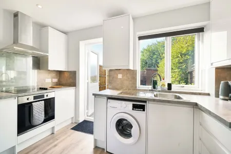 2BR Comfort Stay | Kitchen, Lounge & Sleeps 4 Отели в г. Айлесбери