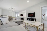 New England Traditional x Modern, 5 Bedrooms, Office, 8ppl