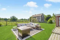 Walk to the Beach - Serene Coastal Country Cottage