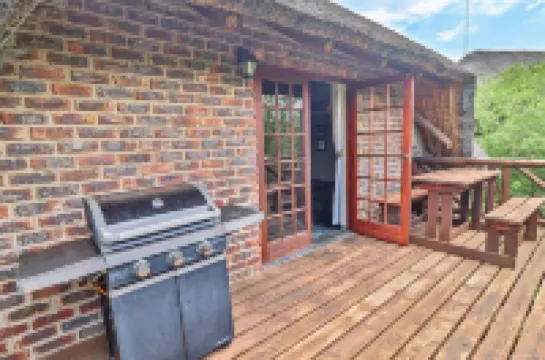 Luxury chalet 12 mi from the Crocodile Bridge Gate of the Kruger National Park!